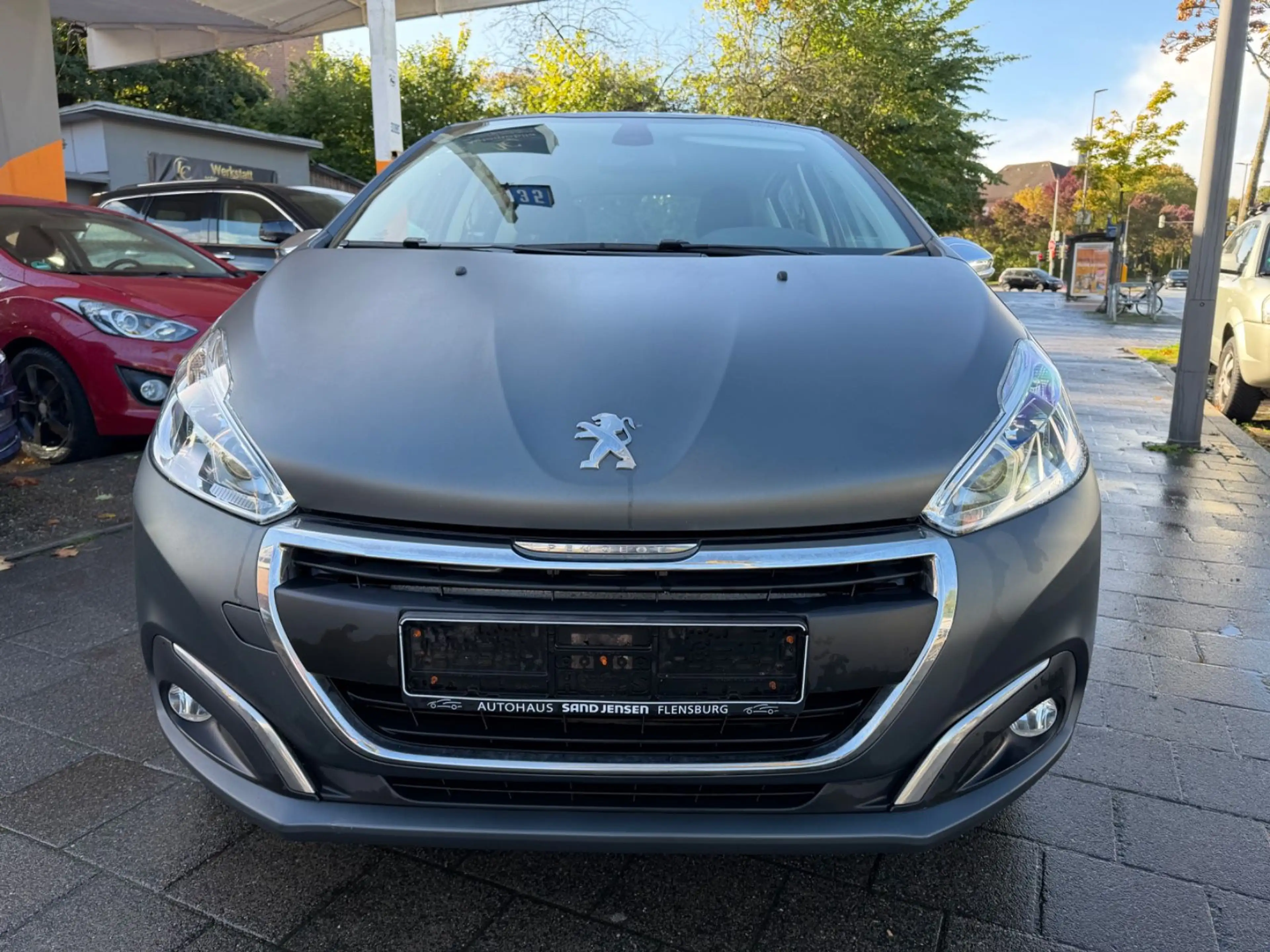 Peugeot 208 — photo 2