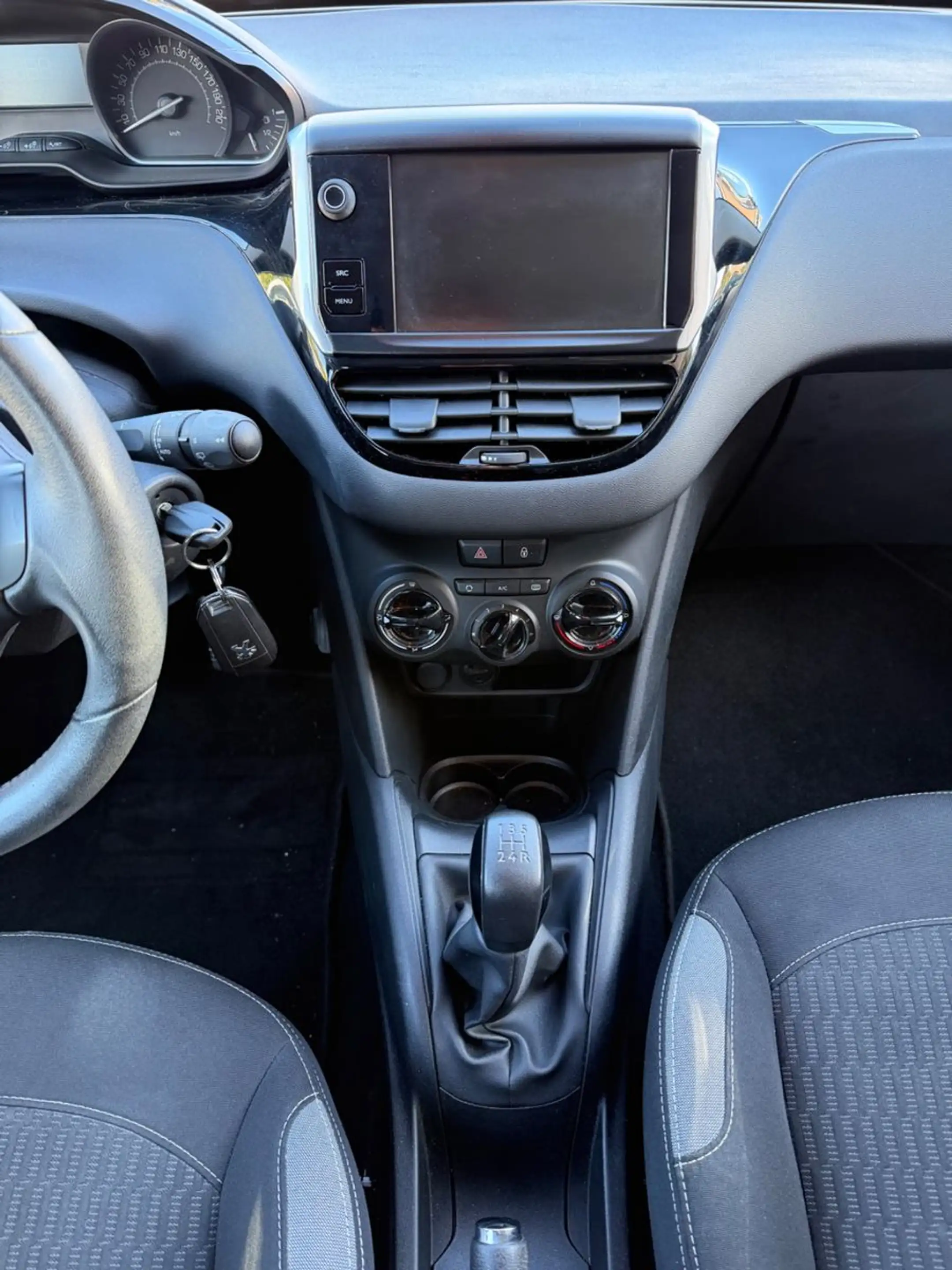 Peugeot 208 — photo 13