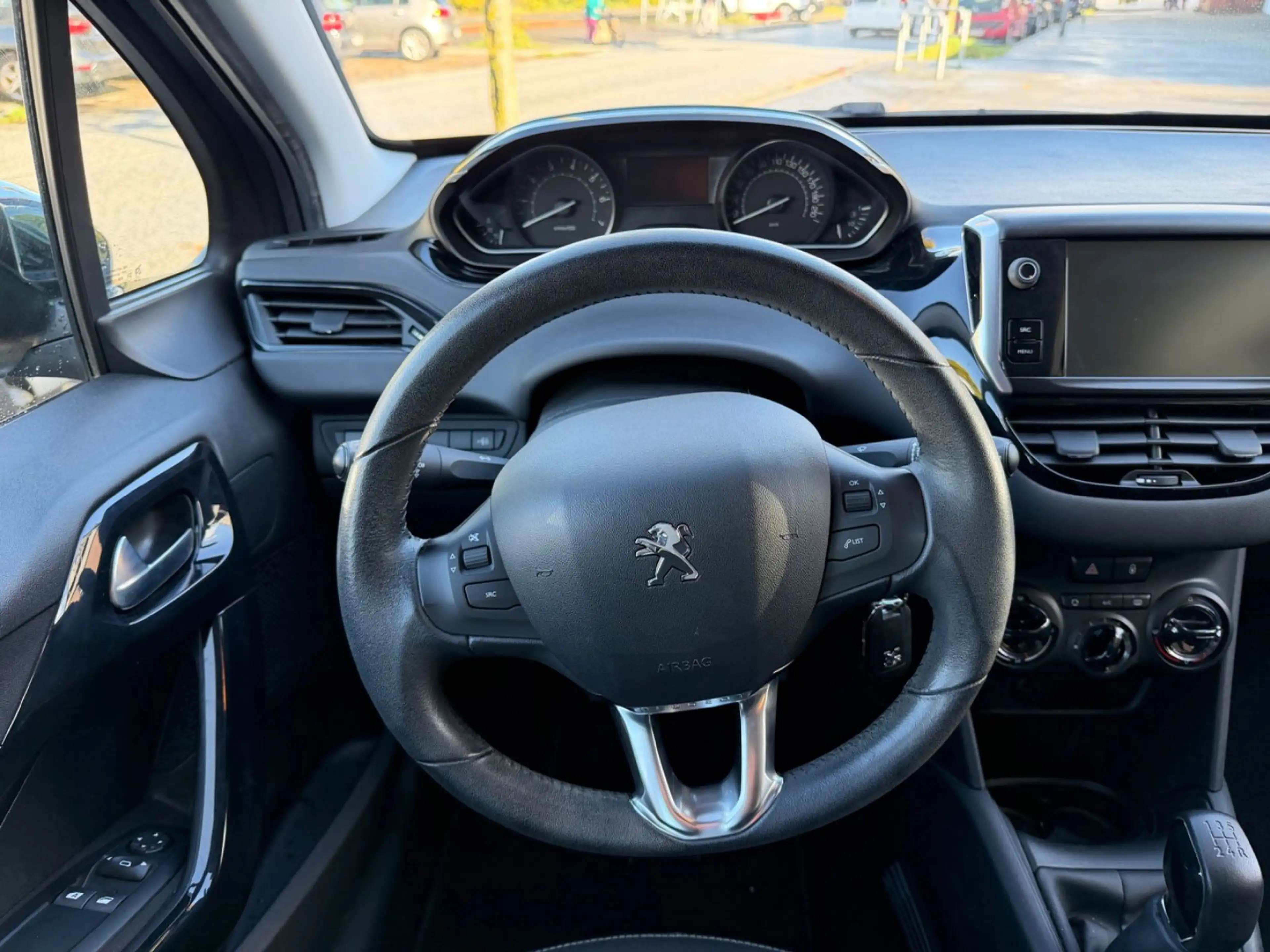 Peugeot 208 — photo 12