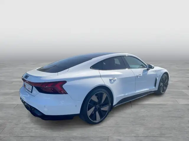 Audi e-tron GT view 5