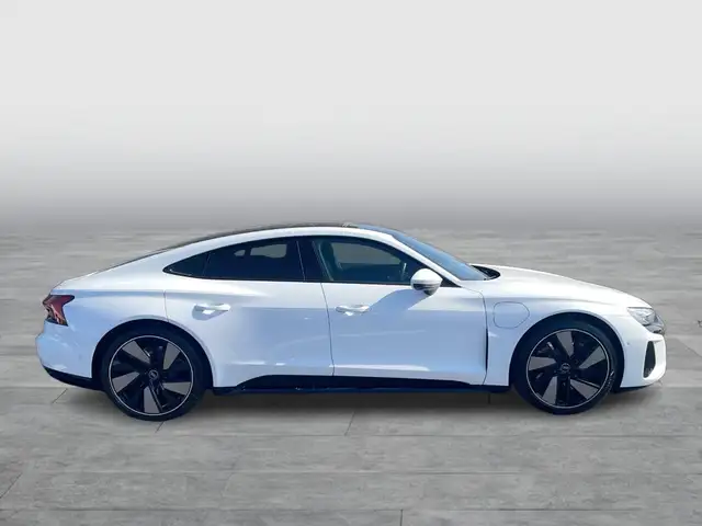Audi e-tron GT view 6