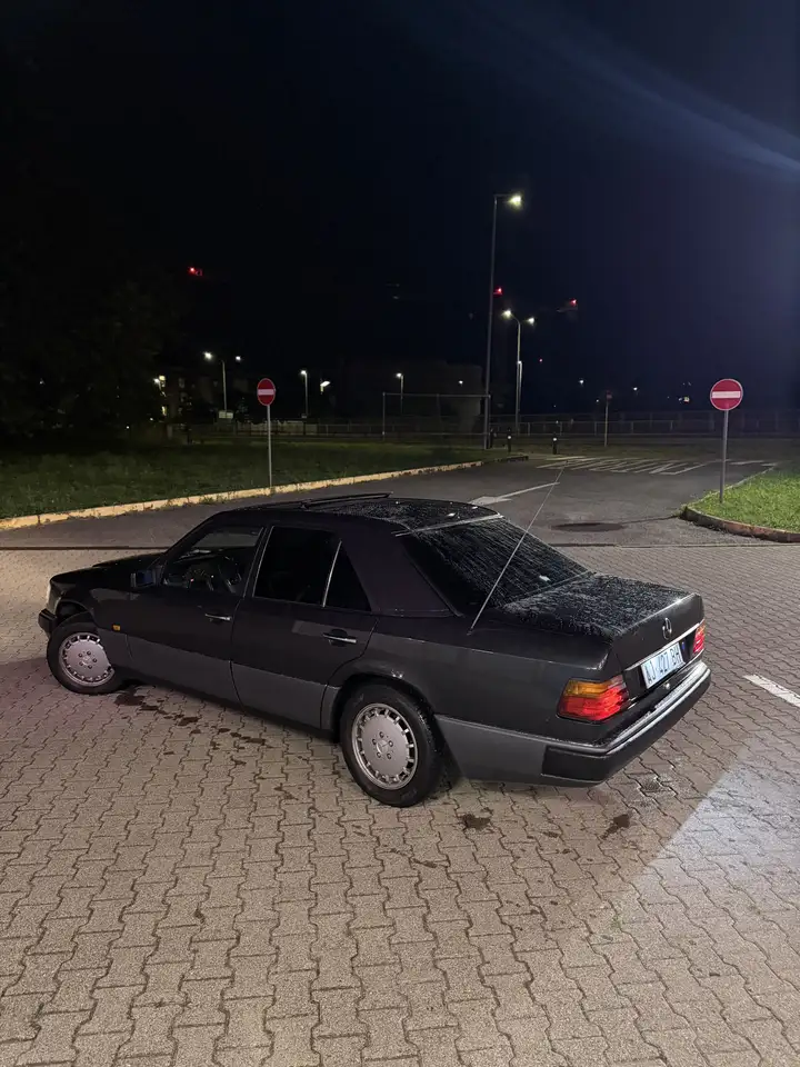 Mercedes-Benz E 200 (124), foto 2