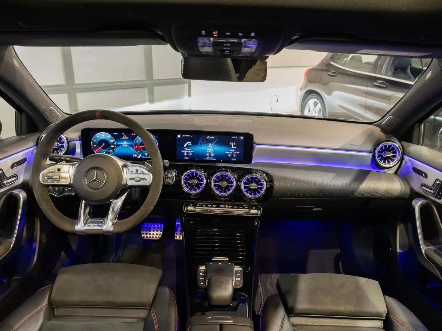 Mercedes-Benz A 180 Hatchback Business Solution AMG Panorama dak Zwart - 2