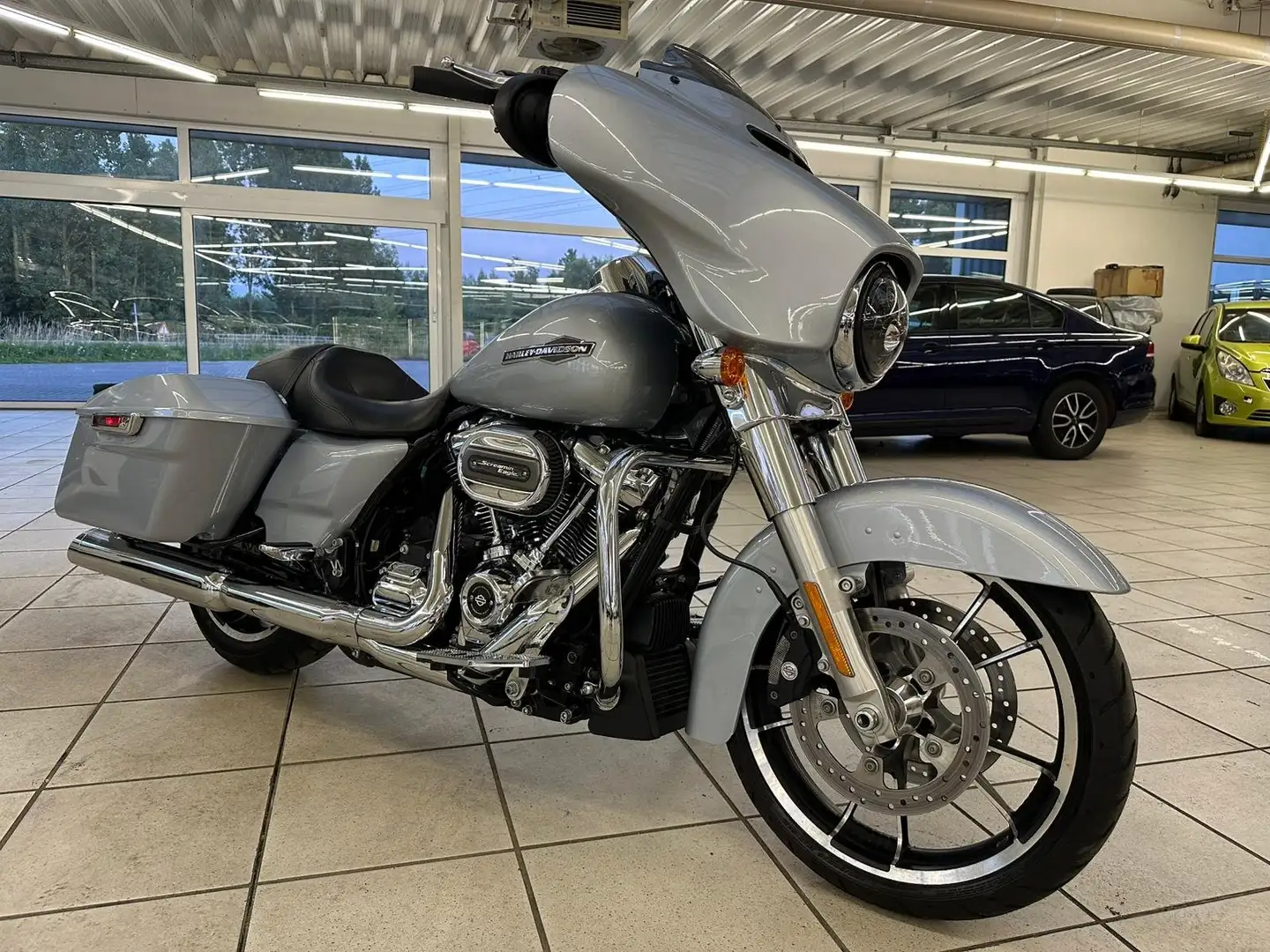Harley-Davidson Super Glide Street Glide 107 inch M8°LED°NAVI°16.3TKM Argent - 2