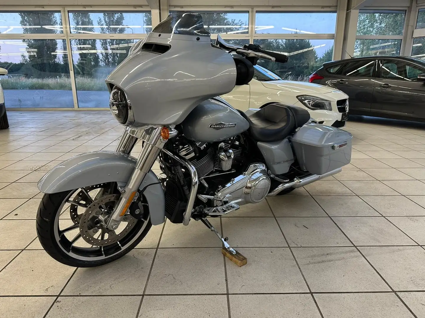 Harley-Davidson Super Glide Street Glide 107 inch M8°LED°NAVI°16.3TKM Argent - 1