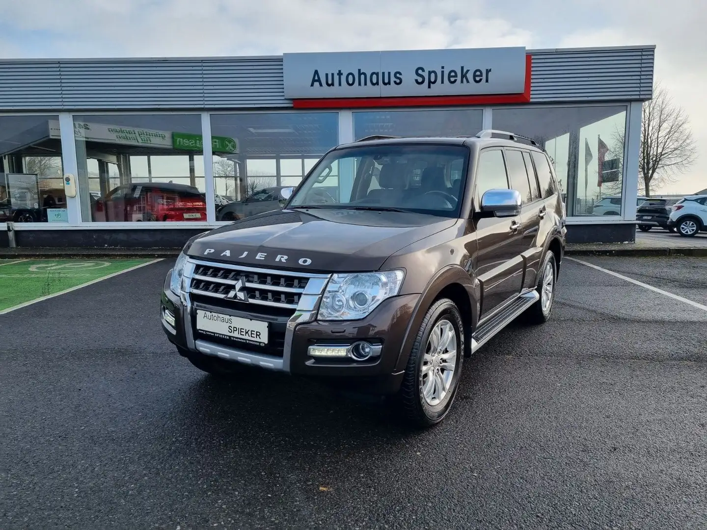 Mitsubishi Pajero 3.2 DI-D Top Braun - 1