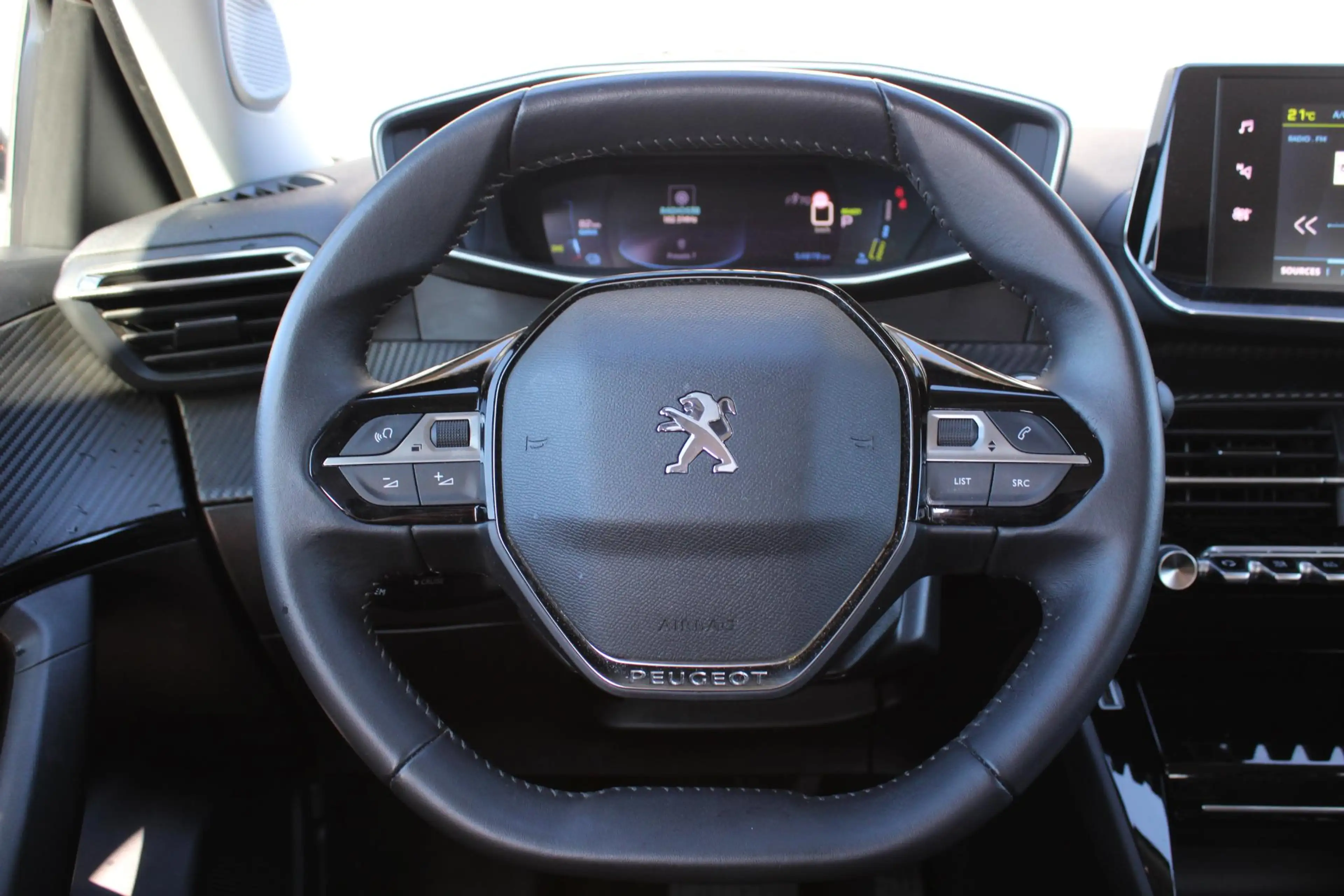 Peugeot e-2008 EV Allure Pack 50 kWh Navi by App | Camera | Cruis — photo 10