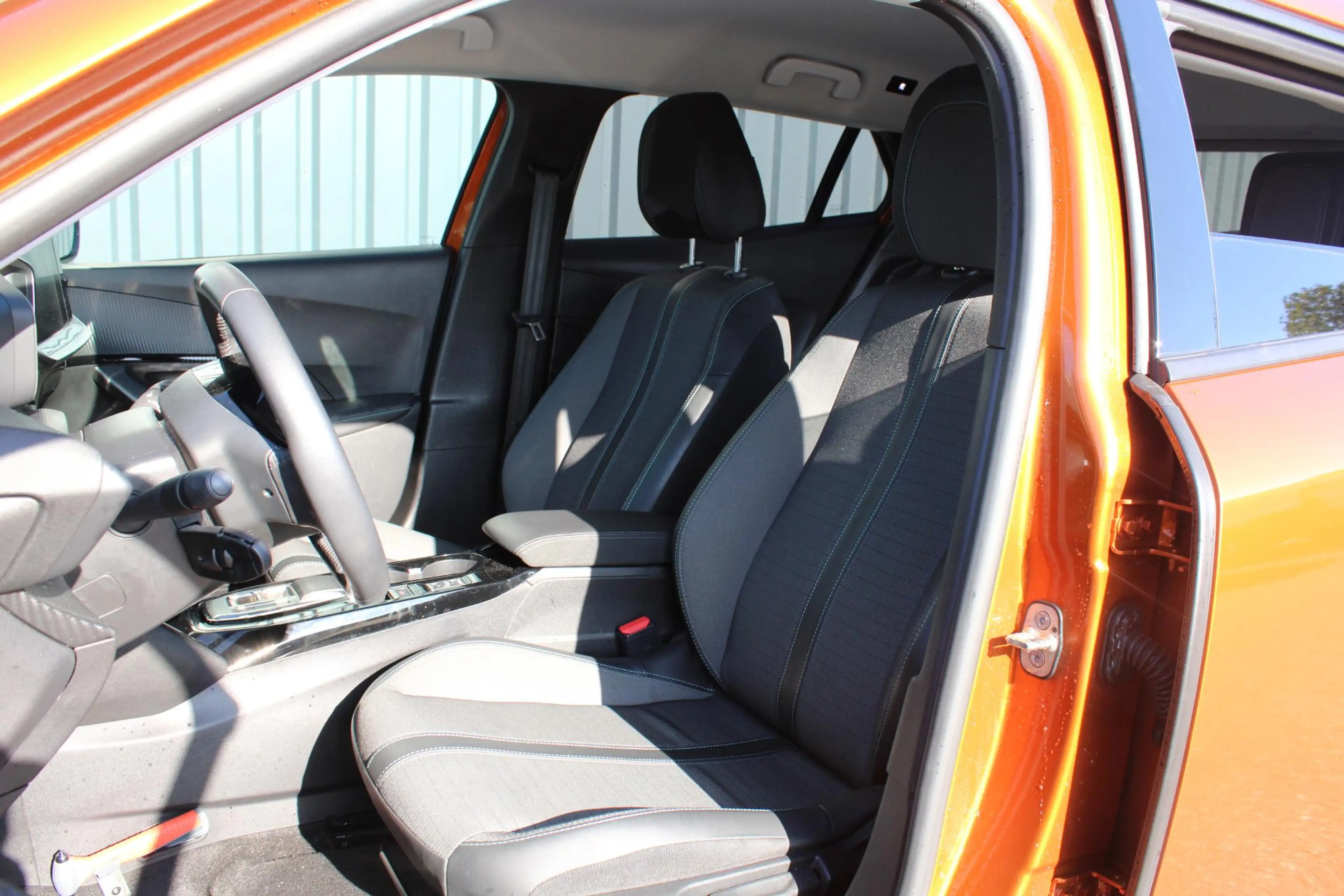 Peugeot e-2008 EV Allure Pack 50 kWh Navi by App | Camera | Cruis — photo 12