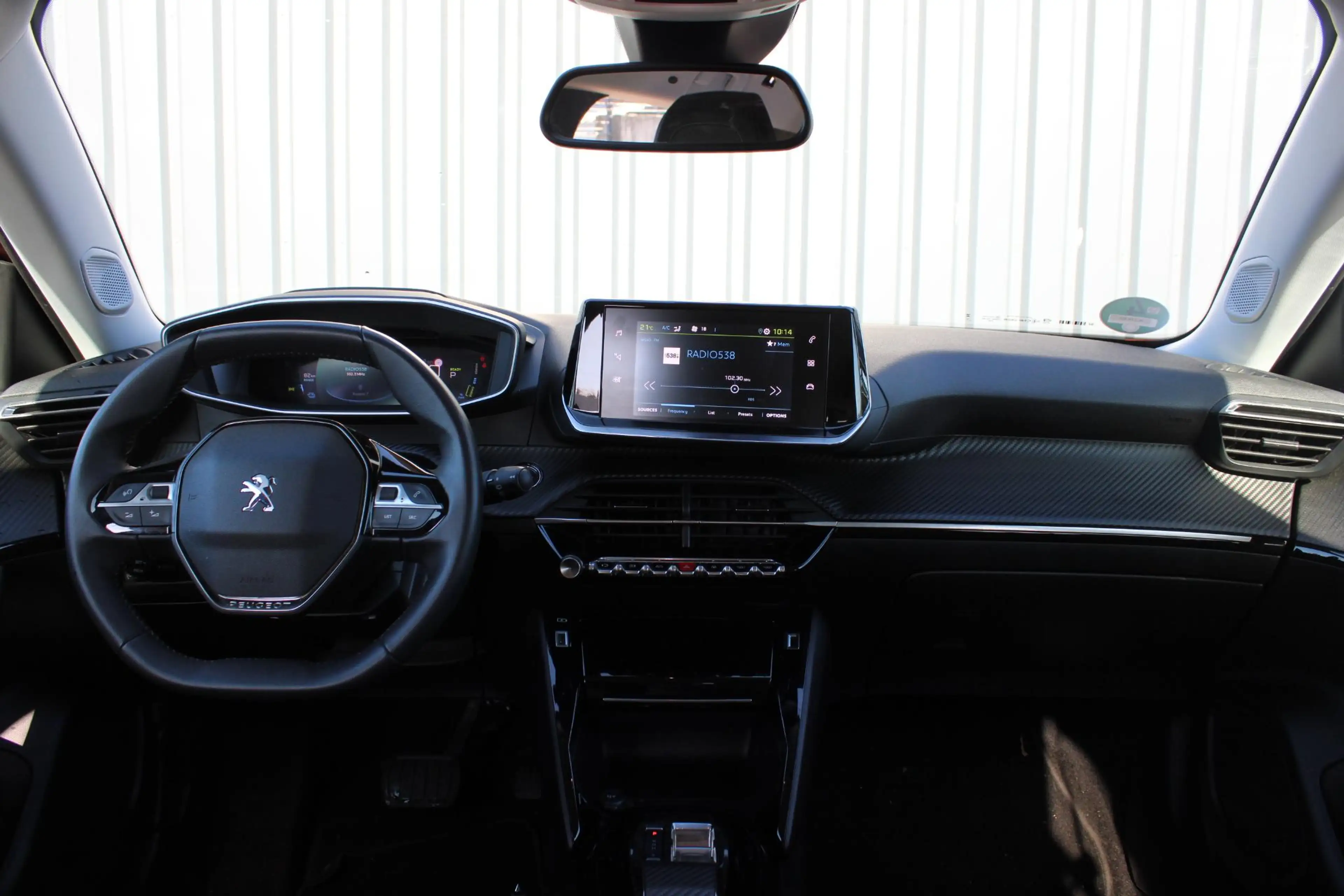 Peugeot e-2008 EV Allure Pack 50 kWh Navi by App | Camera | Cruis — photo 8
