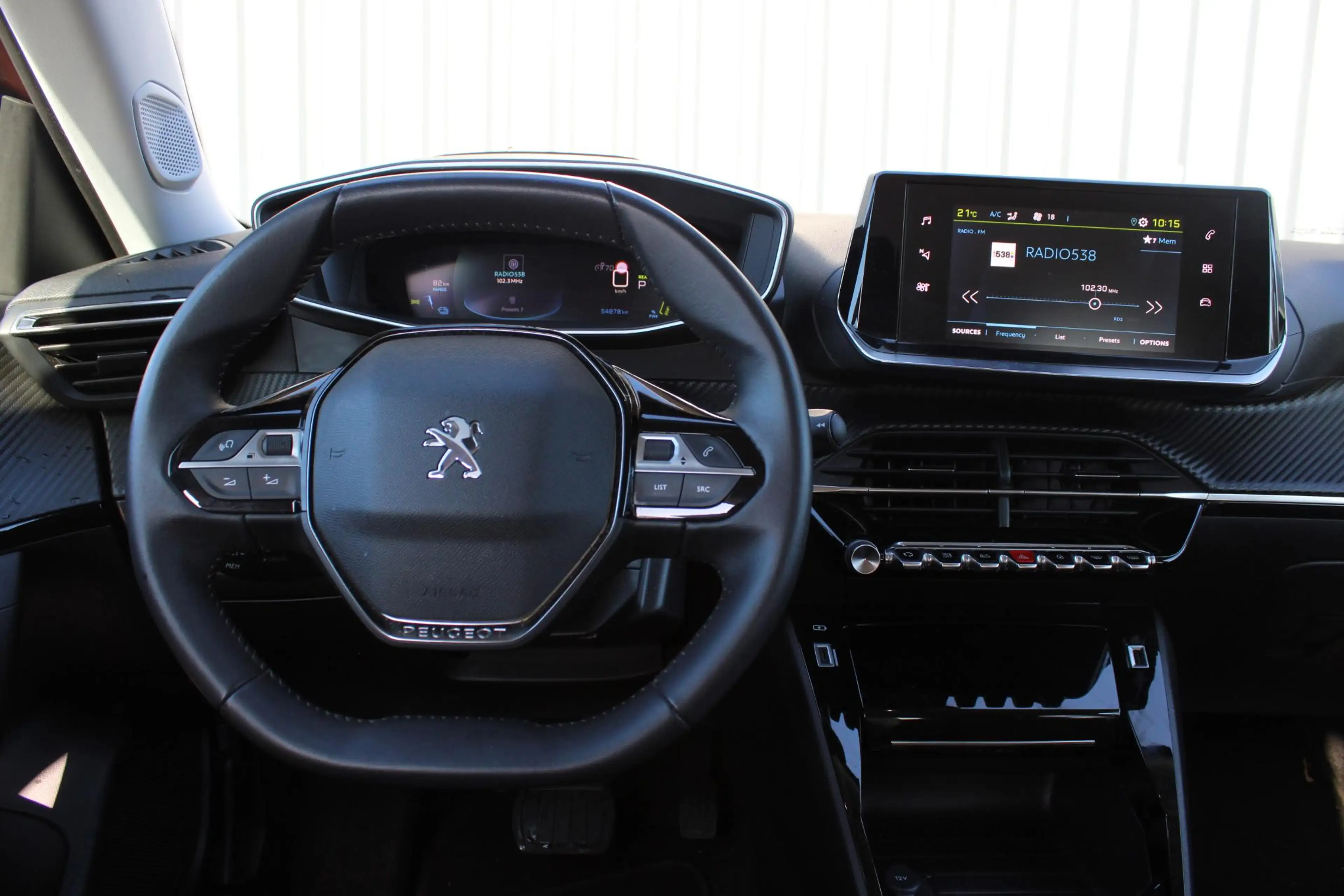 Peugeot e-2008 EV Allure Pack 50 kWh Navi by App | Camera | Cruis — photo 9