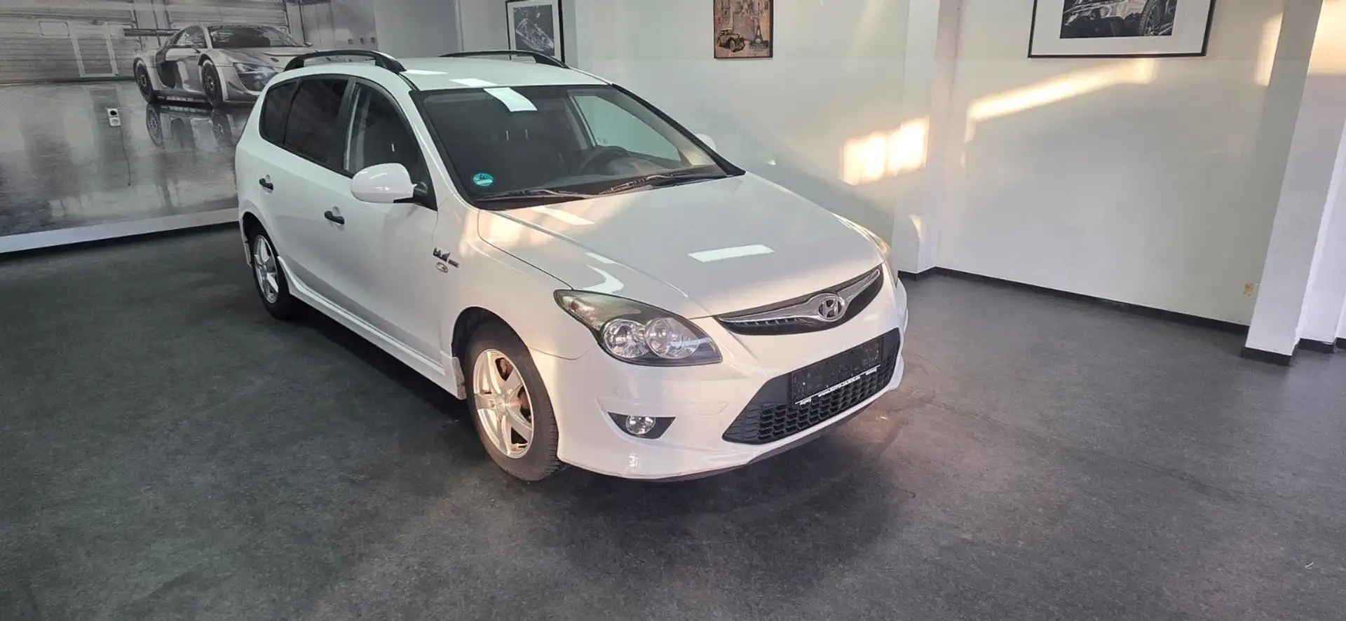 Hyundai i30 CW 1.6 CRDi Klima AHK TÜV 05/2026 Weiß - 2