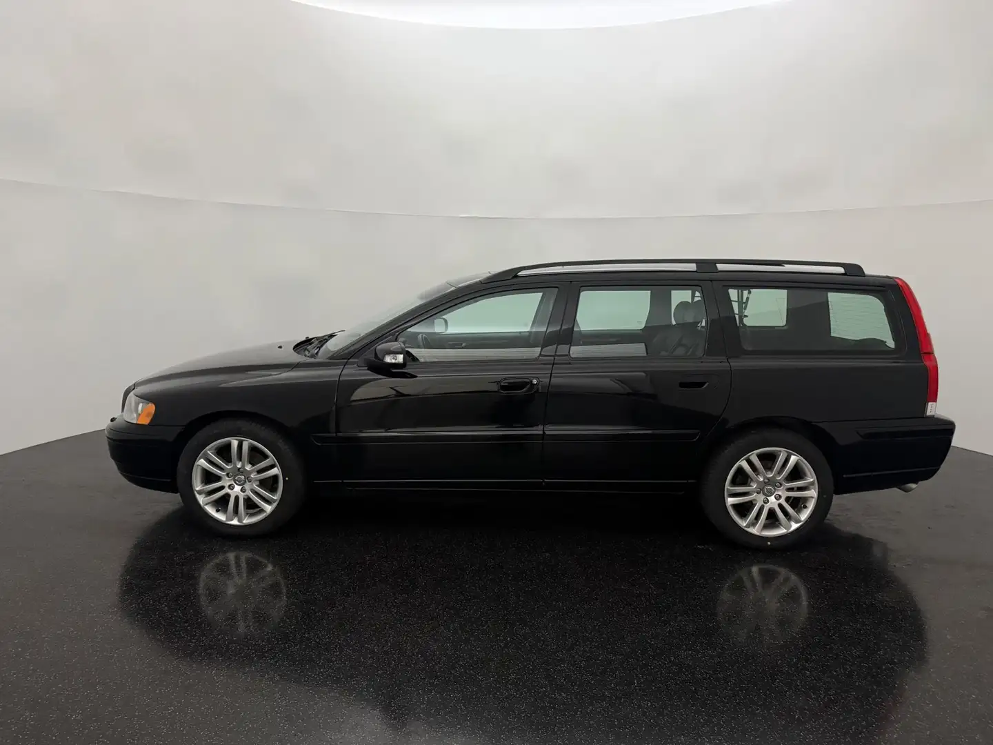 Volvo V70 2.5T AWD AUT Edition / Dakraam / Leder / Trekhaak Noir - 2