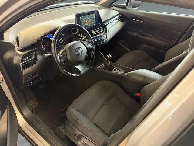 Toyota C-HR view 10