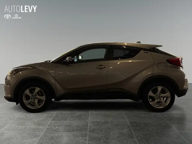 Toyota C-HR view 3