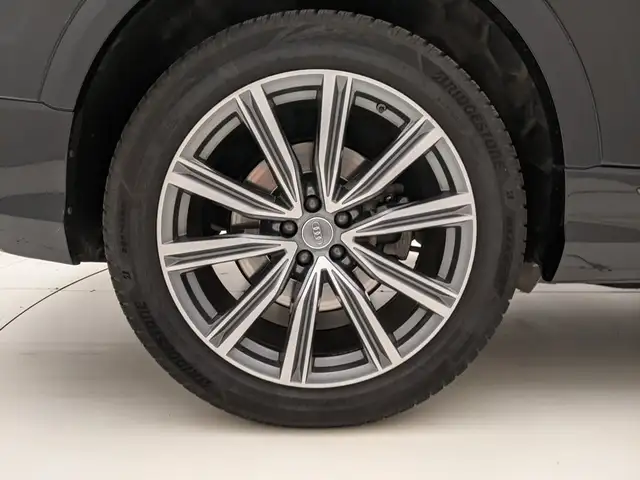 Audi Q8 view 9