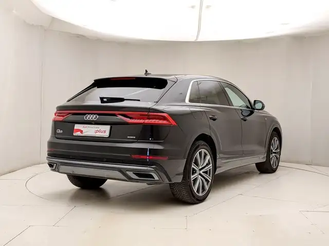 Audi Q8 view 4