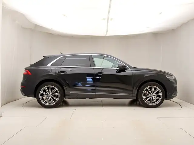 Audi Q8 view 3