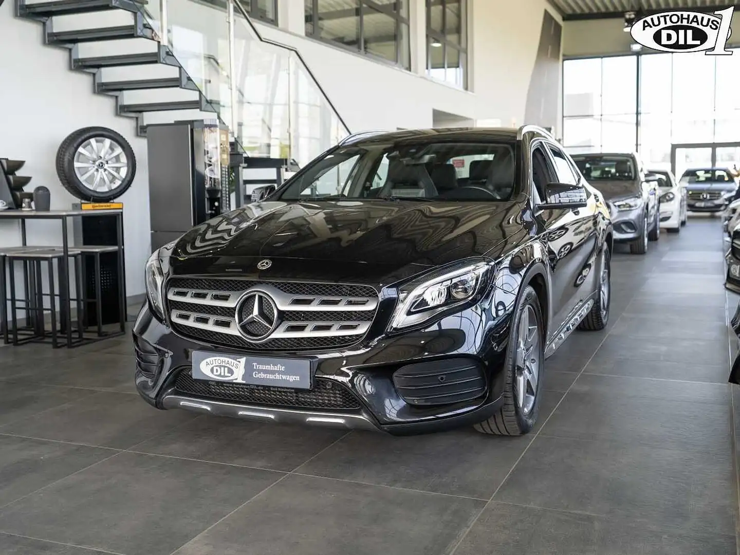 Mercedes-Benz GLA 200 AMG Line *LED*SHZ*KEY-LESS* Negro - 2
