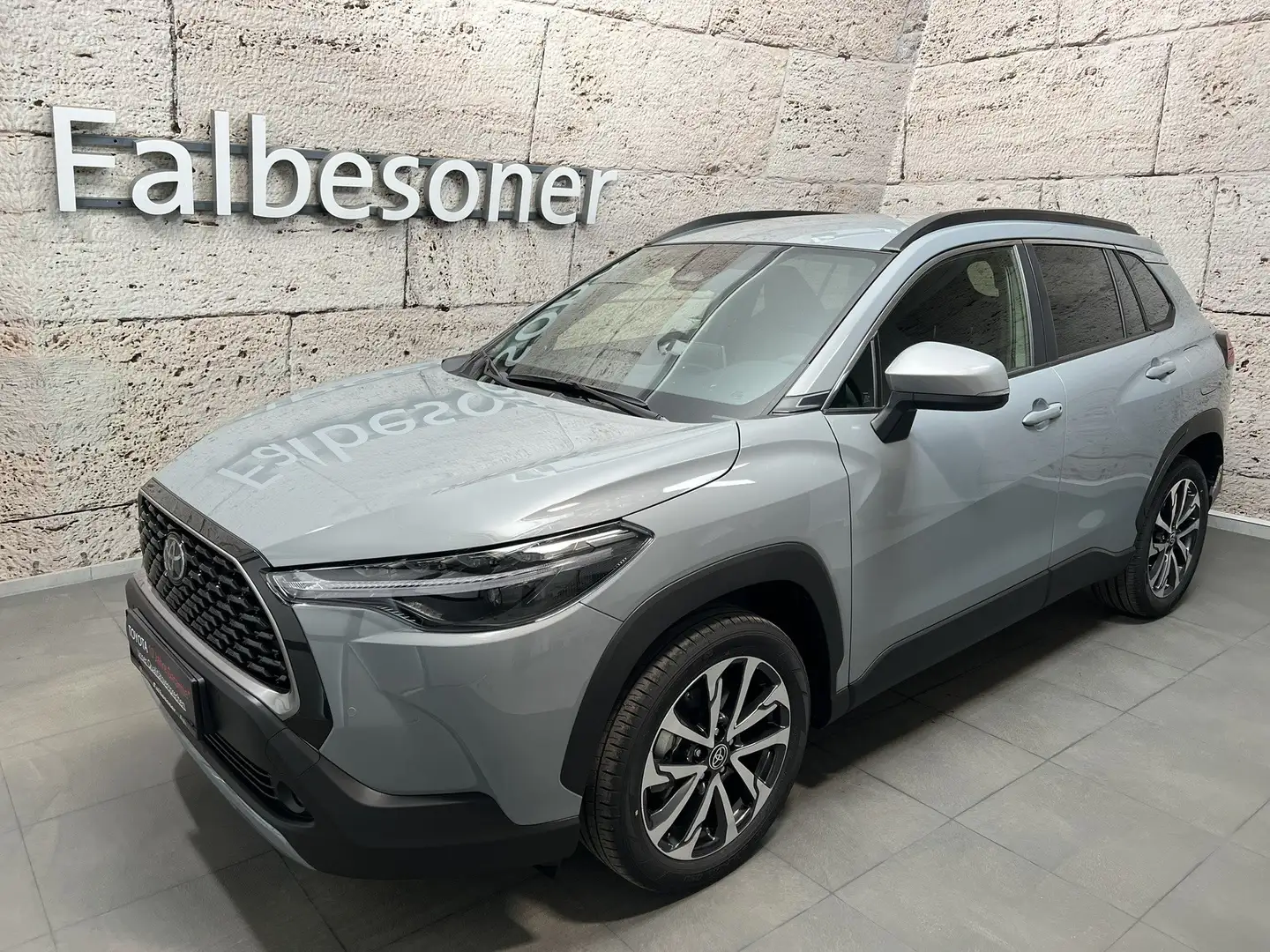 Toyota Corolla Cross 2,0 Hybrid Active Drive 197PS Gris - 2