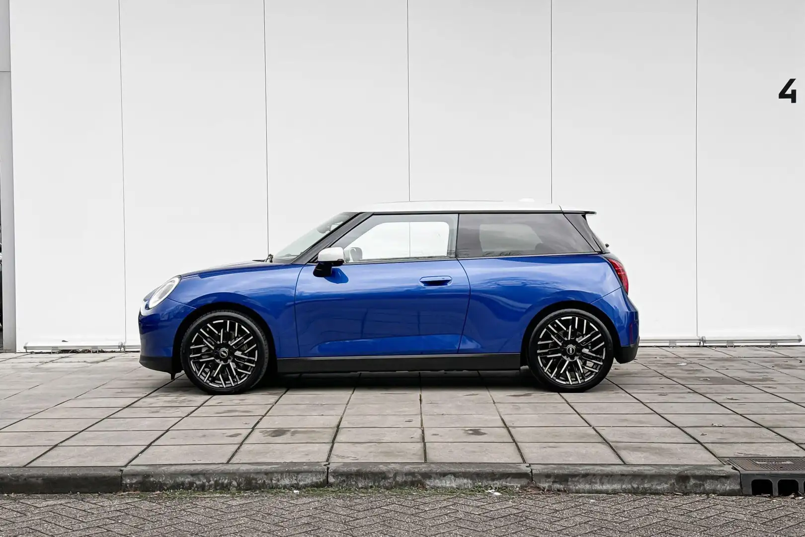 MINI Cooper E Favoured M 40.7 kWh | Selections 500 Modrá - 2