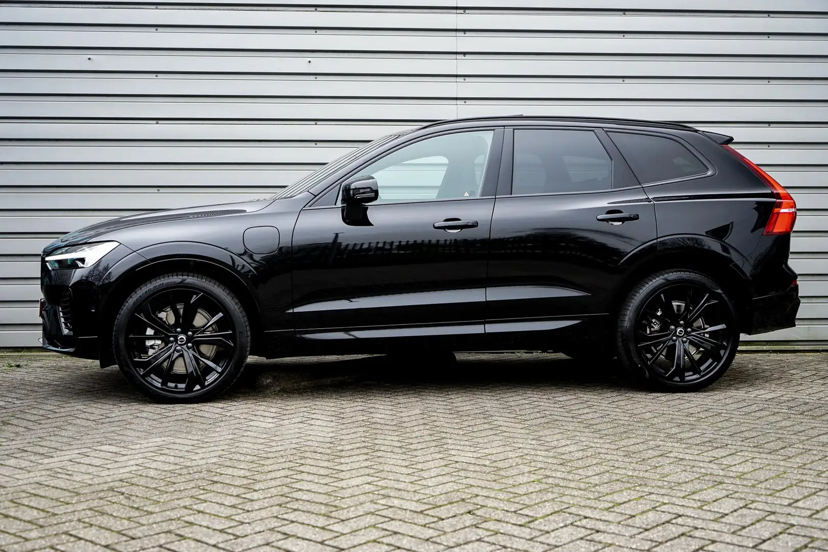 Volvo XC60 2.0 T6 Plug-in hybrid AWD Ultra Black Edition | Ac Zwart - 2