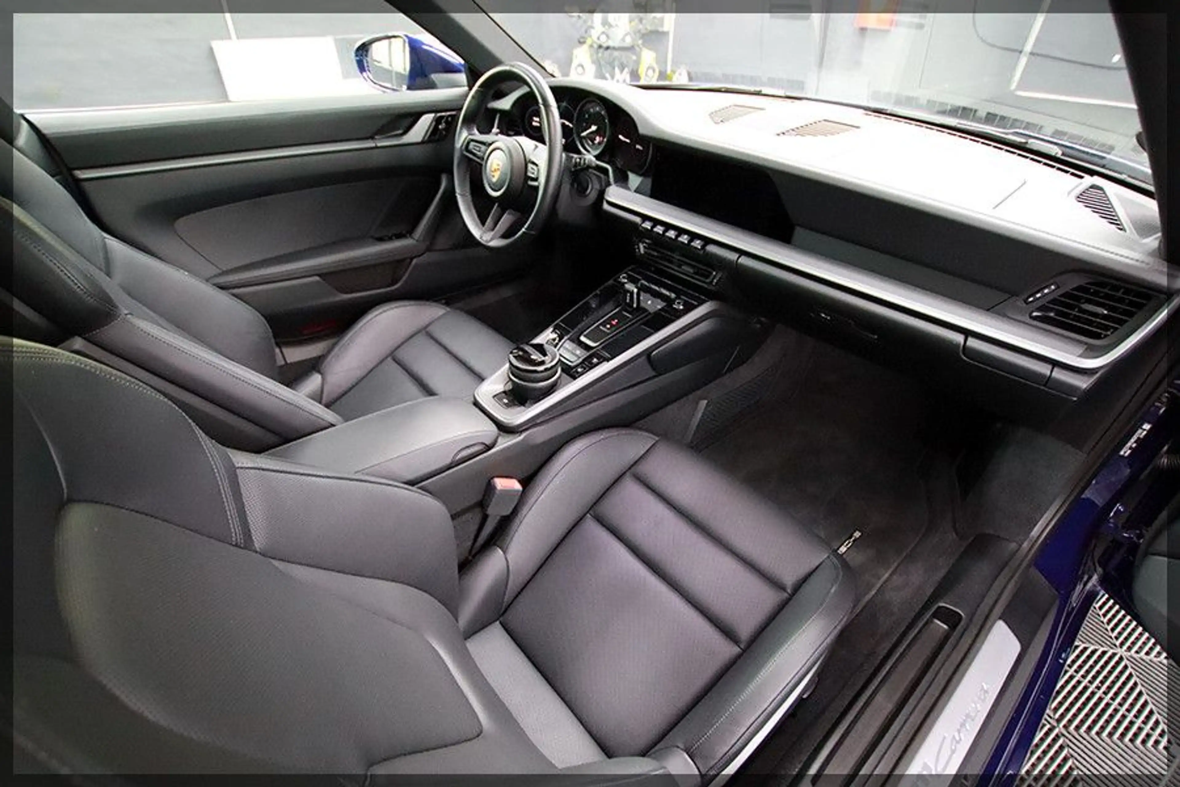 Porsche 911 992 Carrera PANO / CAM / NAVI — photo 12