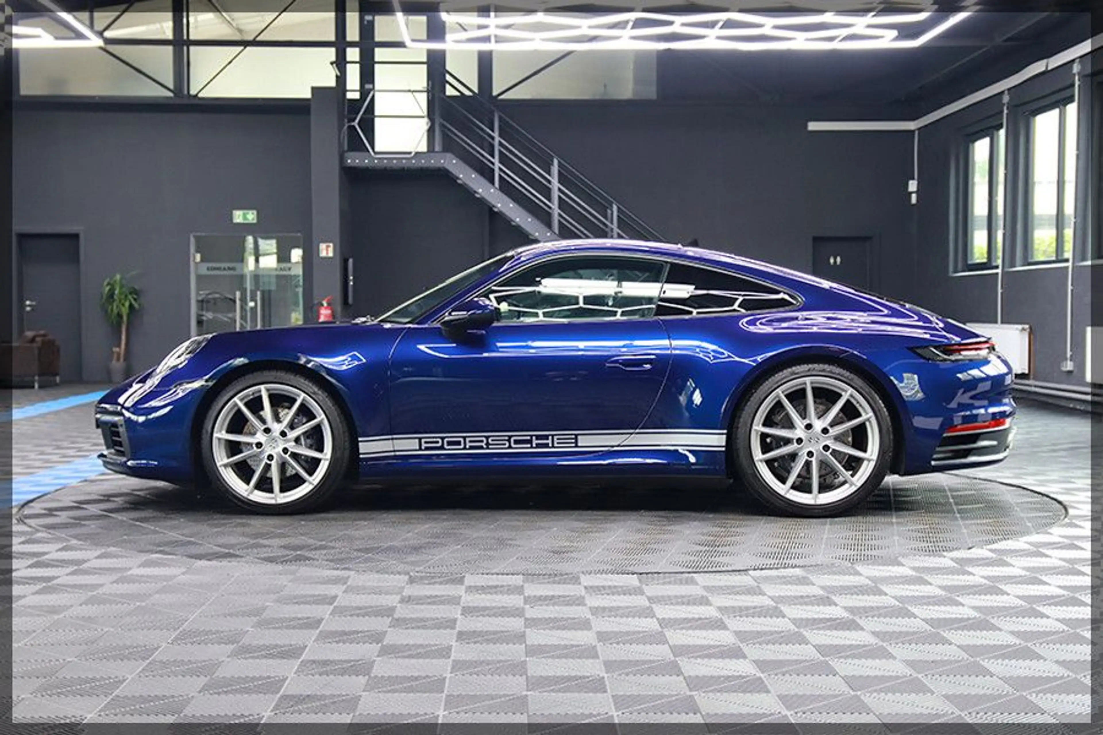 Porsche 911 992 Carrera PANO / CAM / NAVI — photo 8