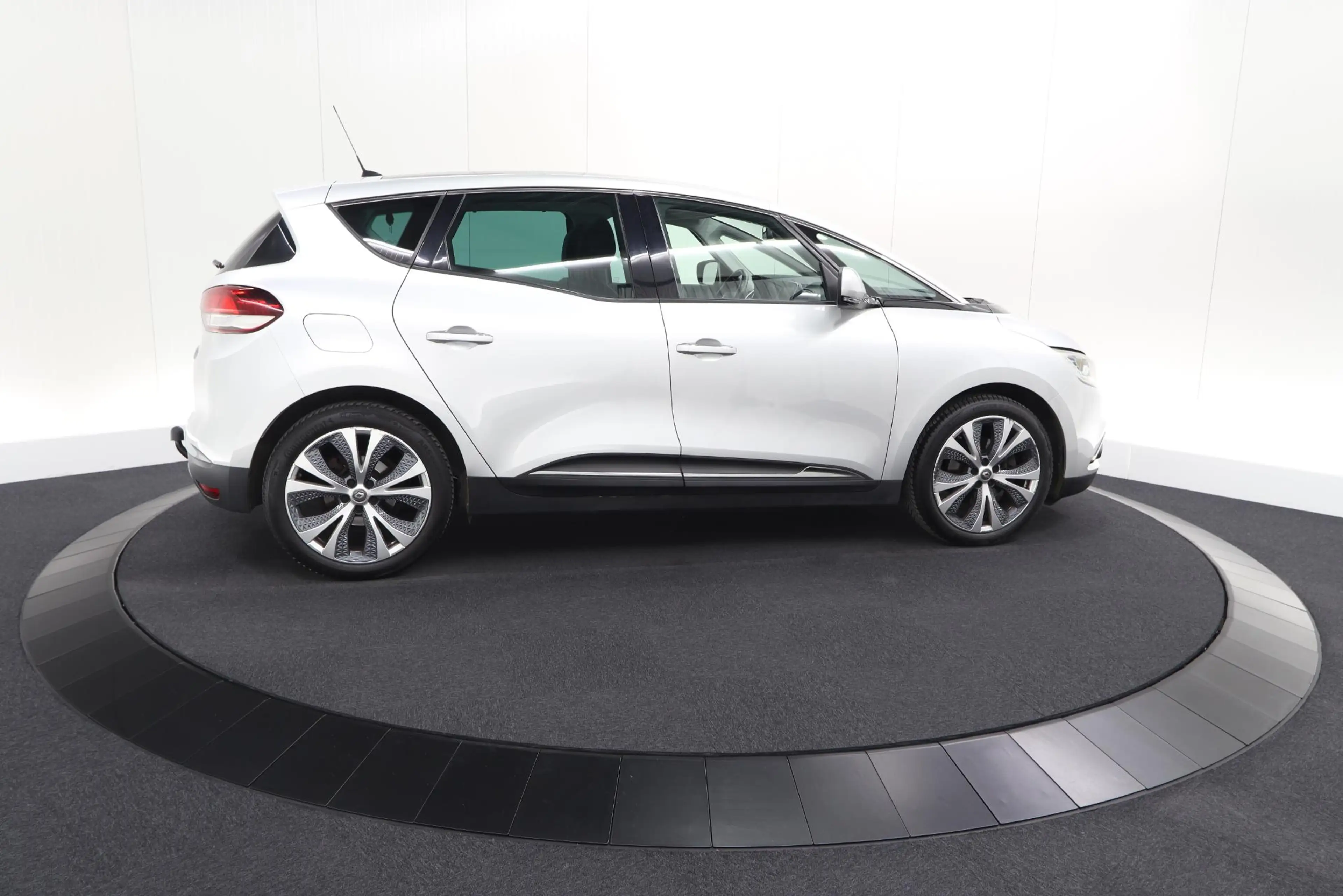 Renault Scenic TCe 140 Intens | Trekhaak | Camera | Panoramadak | — photo 8