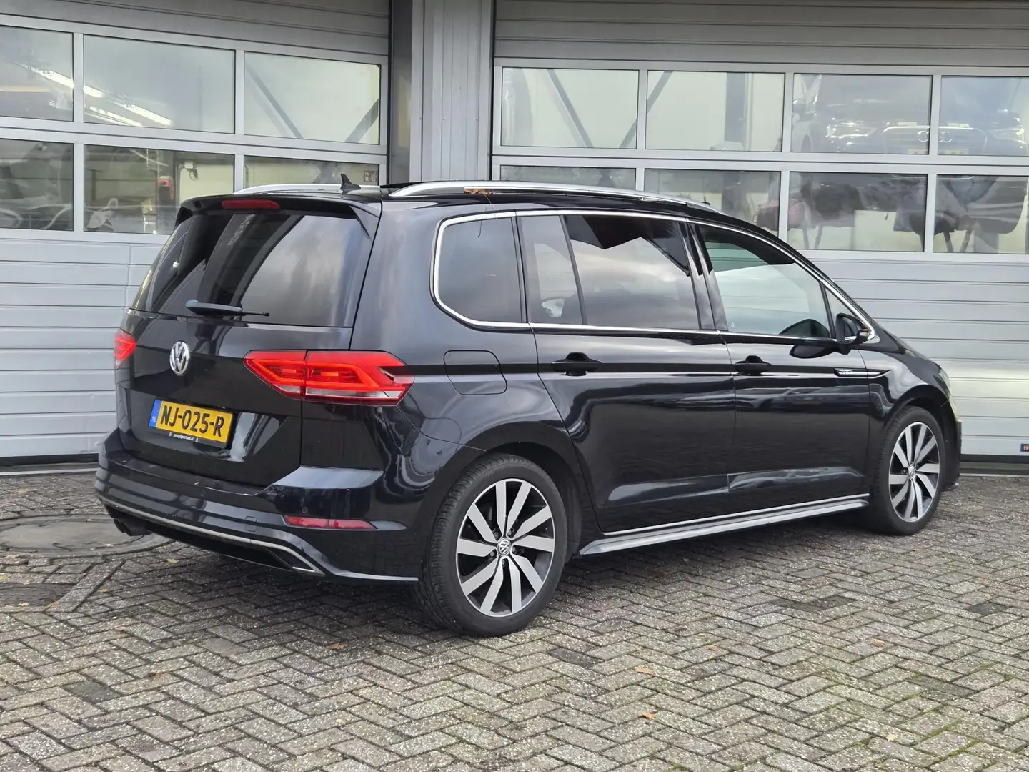 Volkswagen Touran 1.4 TSI Highline 2x R-line, 7-Persoons, Panoramada Zwart - 2