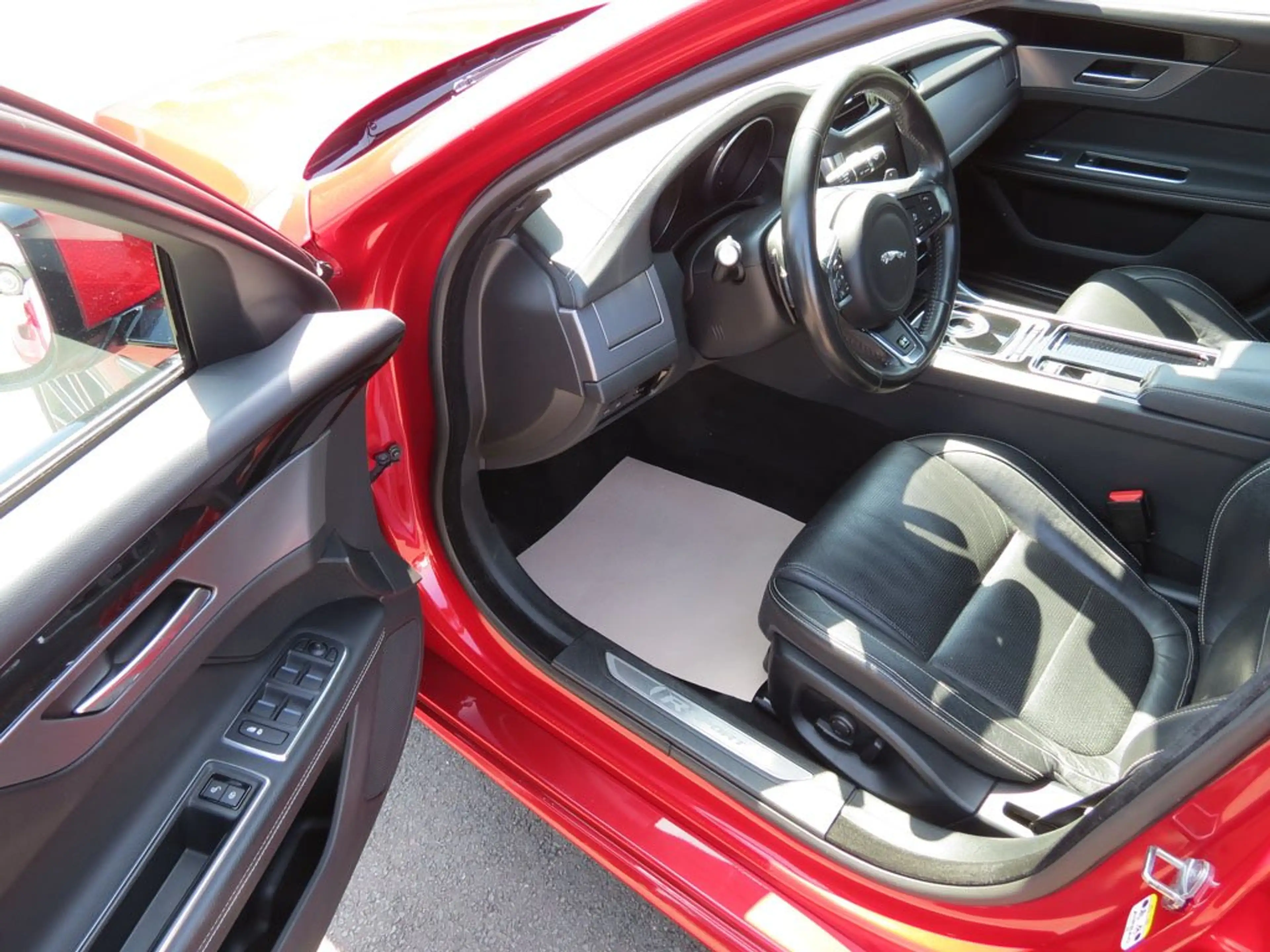 Jaguar XF R-Sport Leder Xenon Kamera 20-Zoll-LMF — photo 6