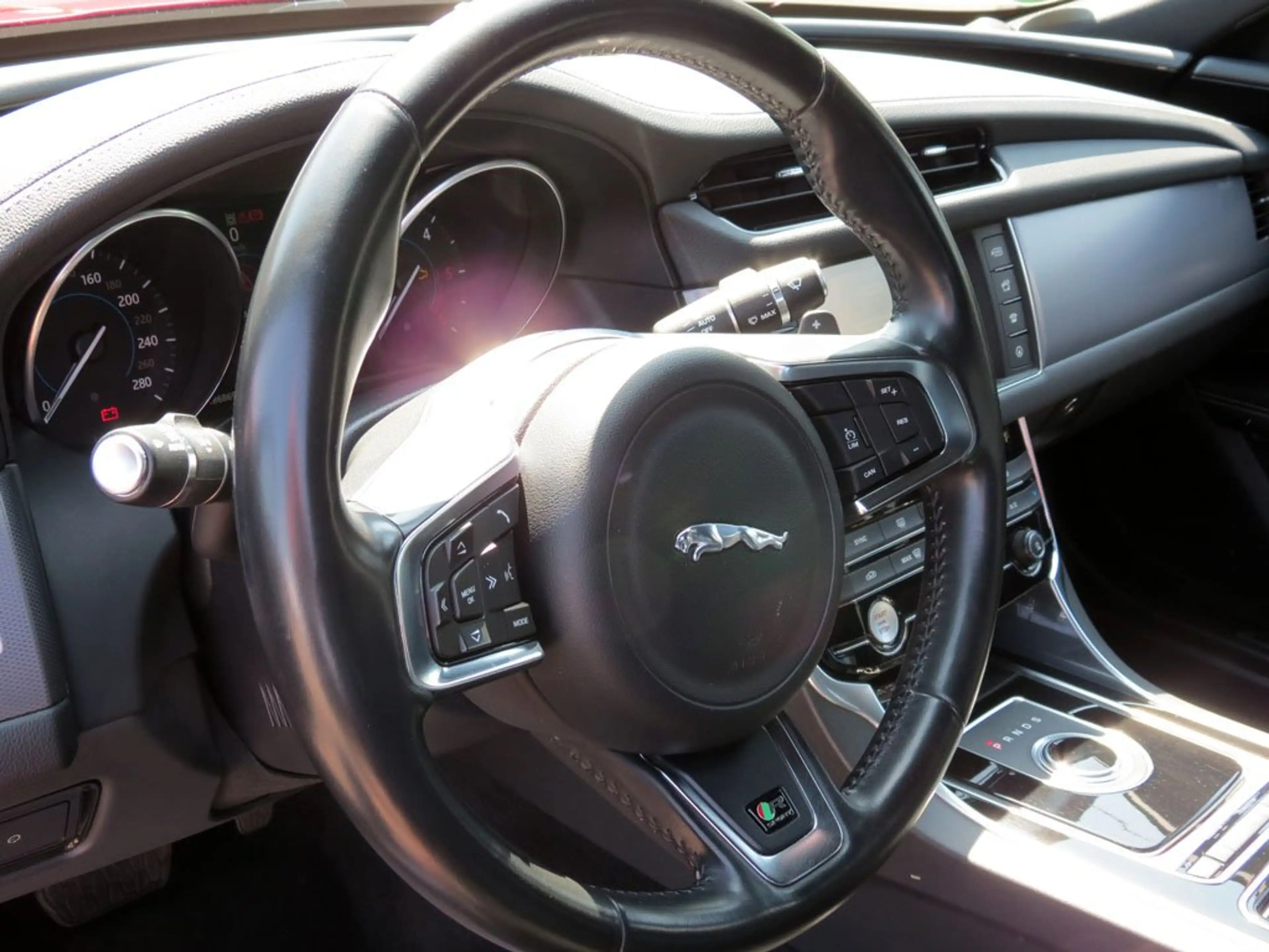 Jaguar XF R-Sport Leder Xenon Kamera 20-Zoll-LMF — photo 8