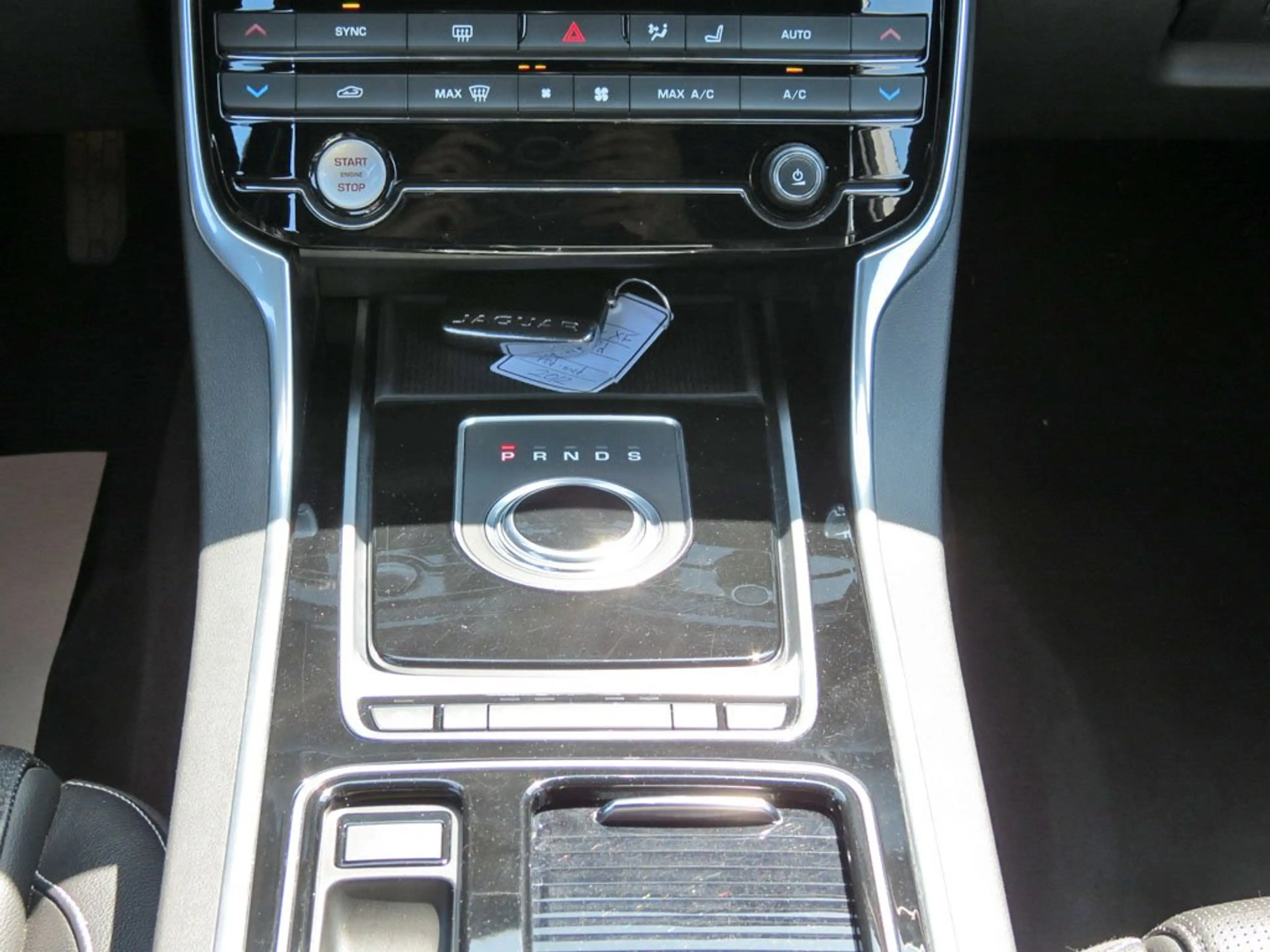Jaguar XF R-Sport Leder Xenon Kamera 20-Zoll-LMF — photo 11