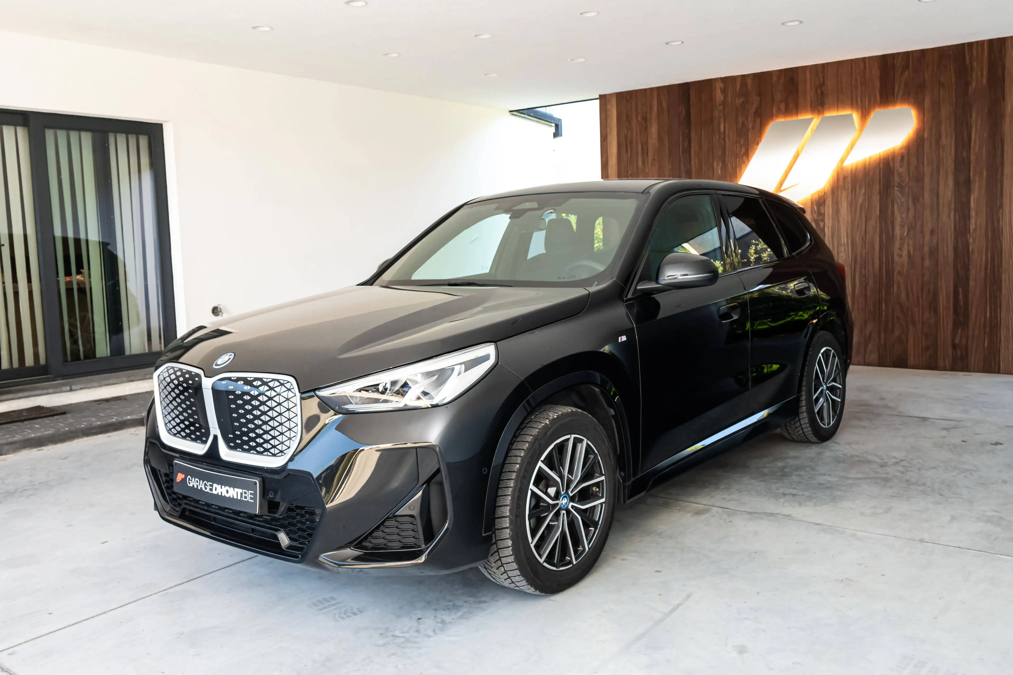BMW iX1 xDrive 30e - M-pack — photo 2