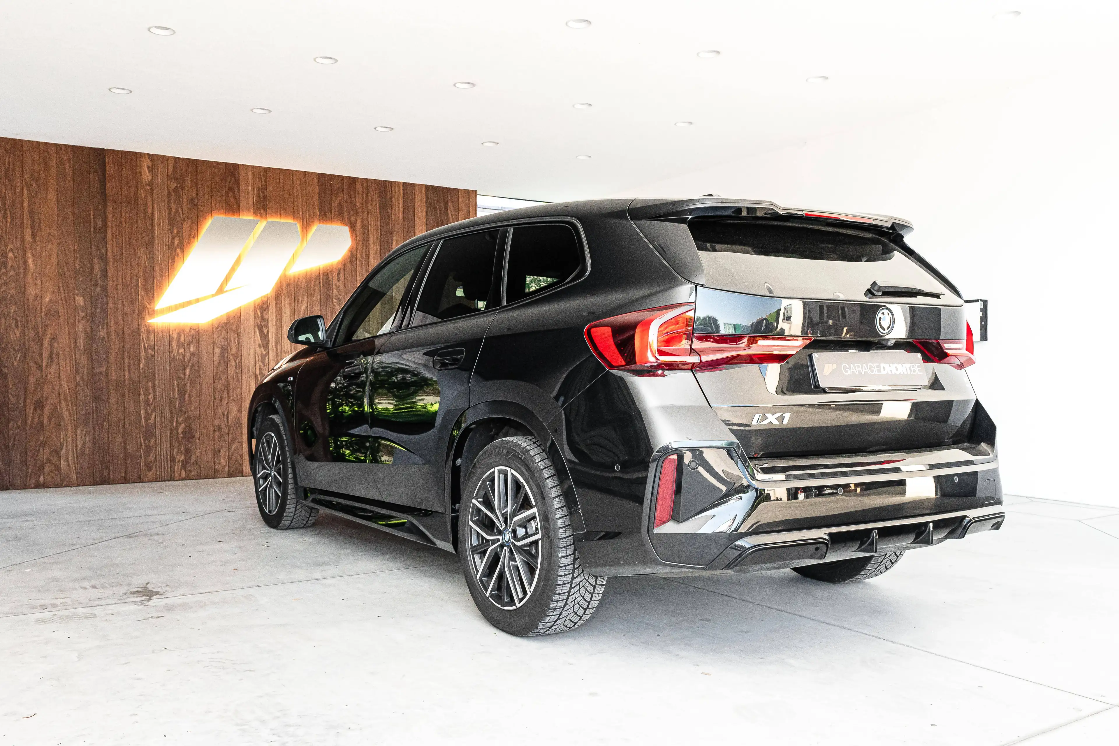 BMW iX1 xDrive 30e - M-pack — photo 8