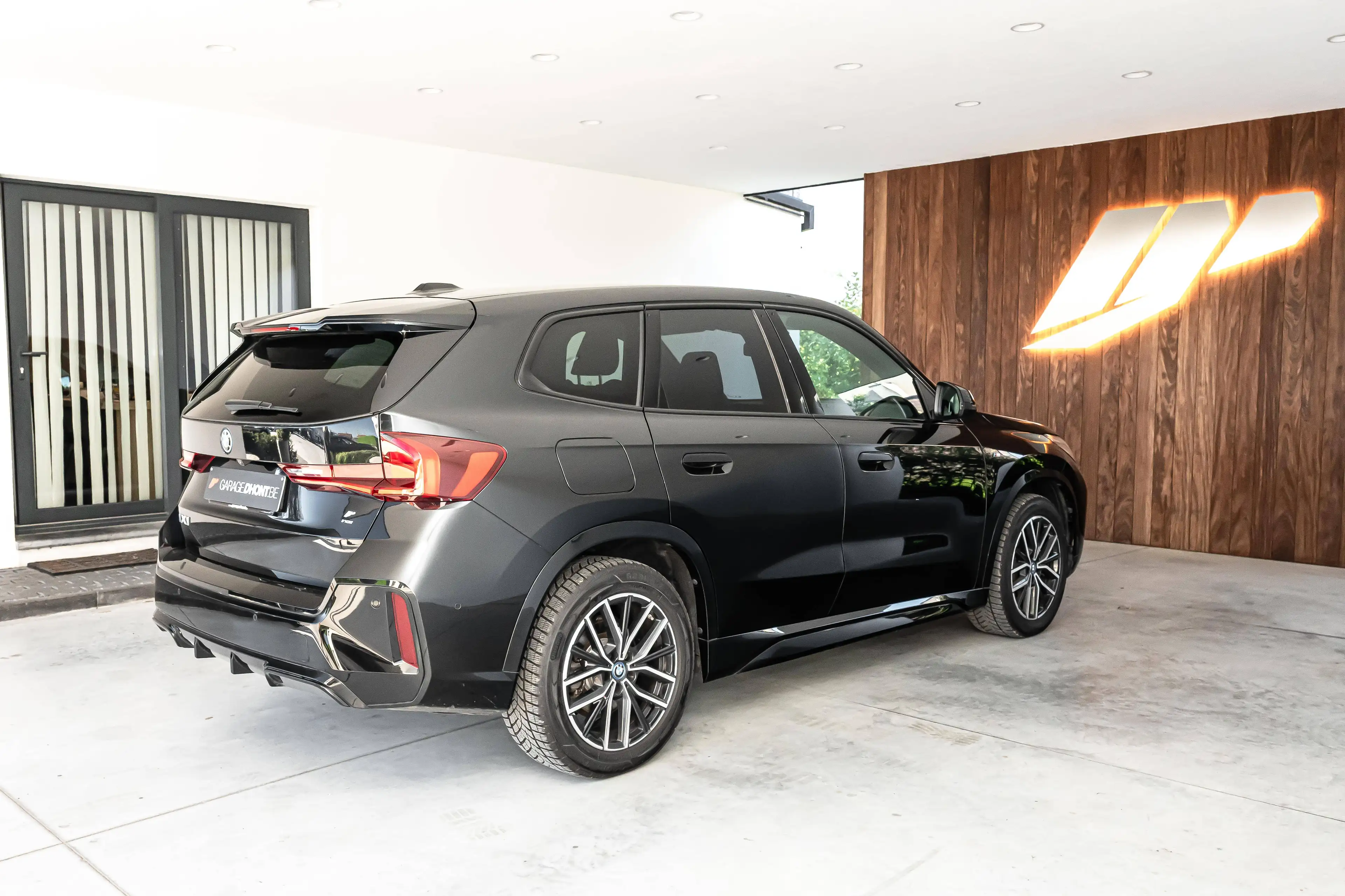 BMW iX1 xDrive 30e - M-pack — photo 7
