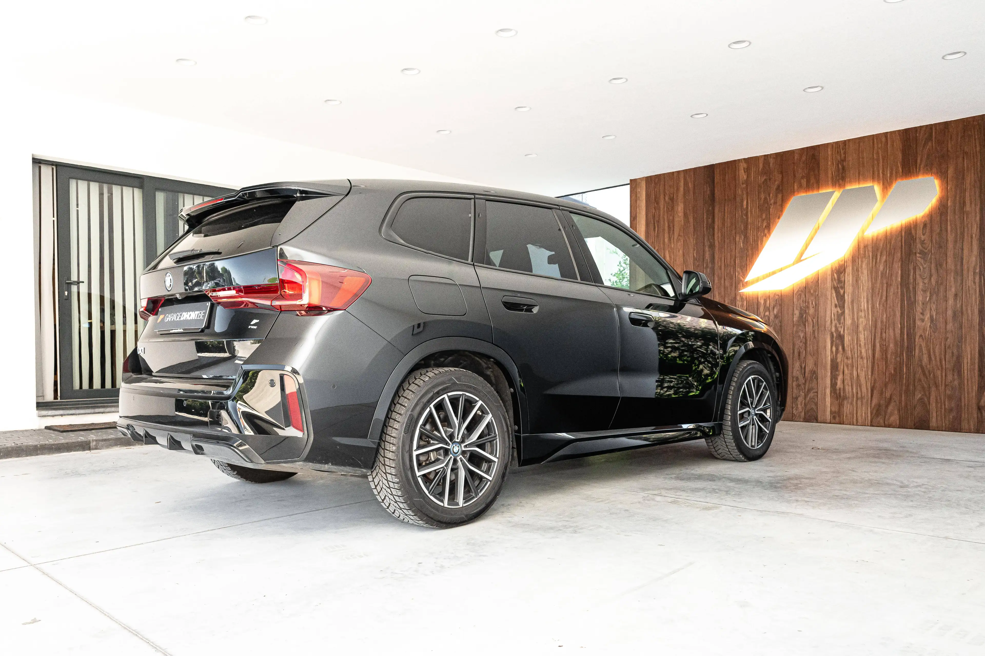 BMW iX1 xDrive 30e - M-pack — photo 9