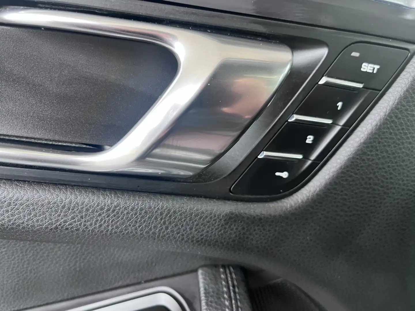 Porsche Macan Aut. Gris - 2