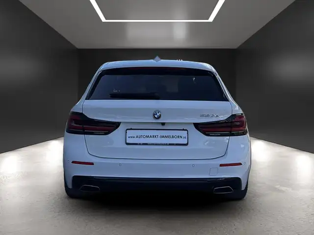 BMW 5 Series view 9