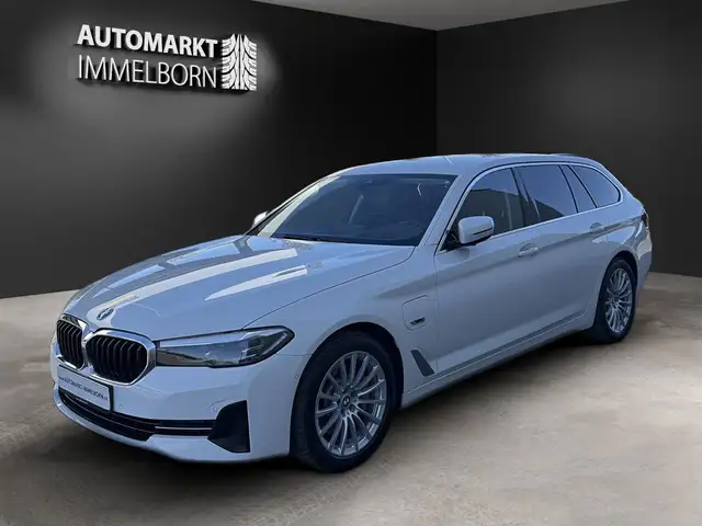 BMW 5 Series view 4