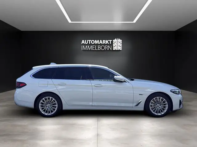 BMW 5 Series view 10