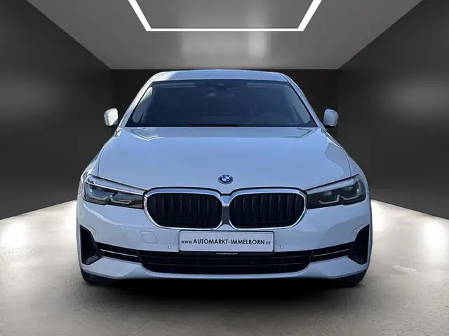 BMW 5 Series view 8