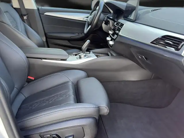 BMW 5 Series view 12