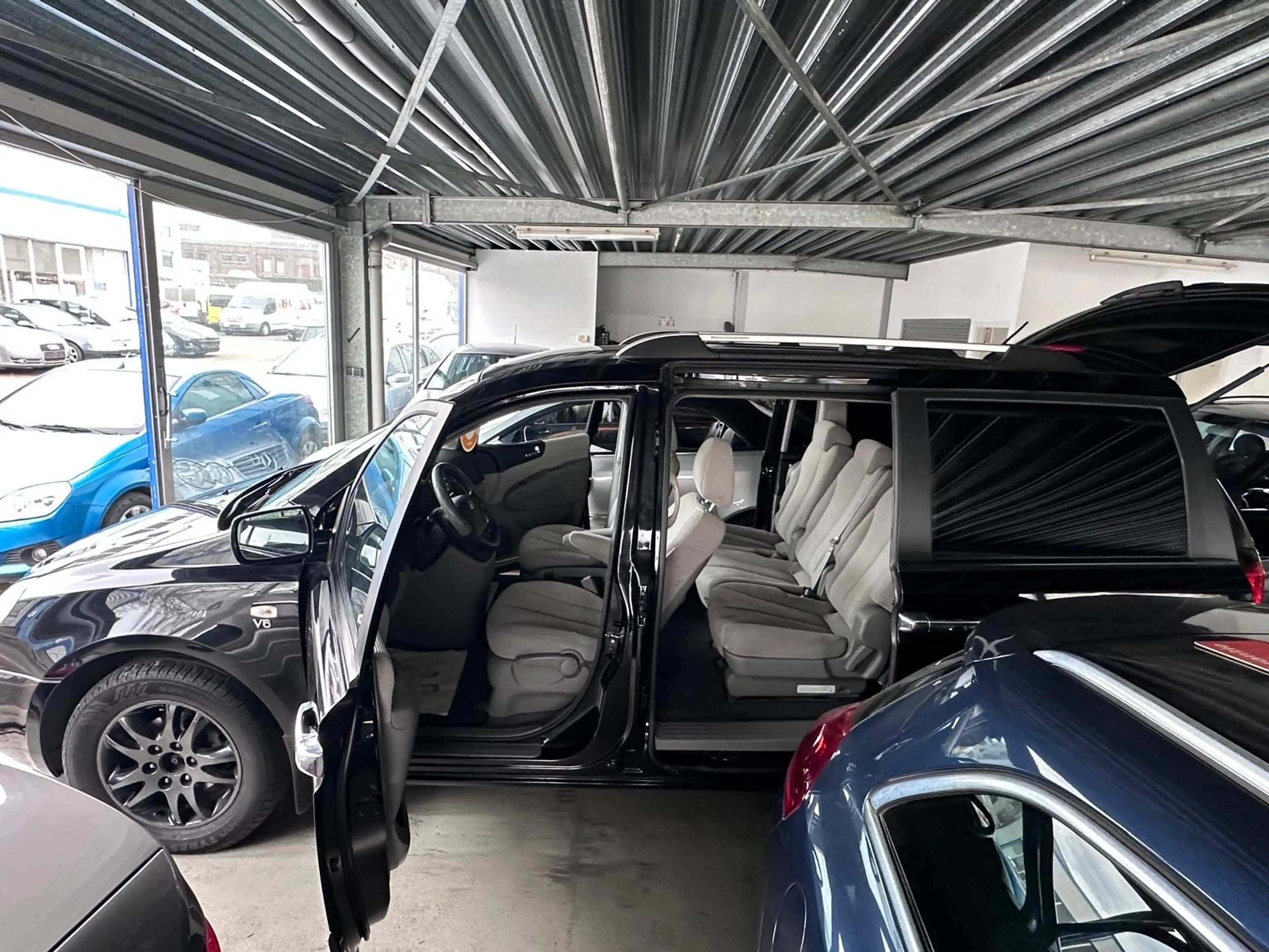 Kia Carnival 2.9 CRDi VGT EX Basis Automatik — photo 11