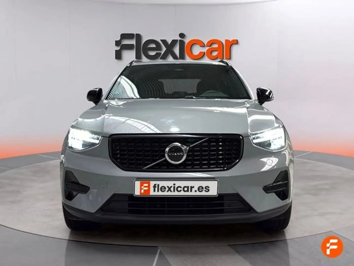 Volvo XC40 2.0 B3 G Plus Dark Auto Gris - 2