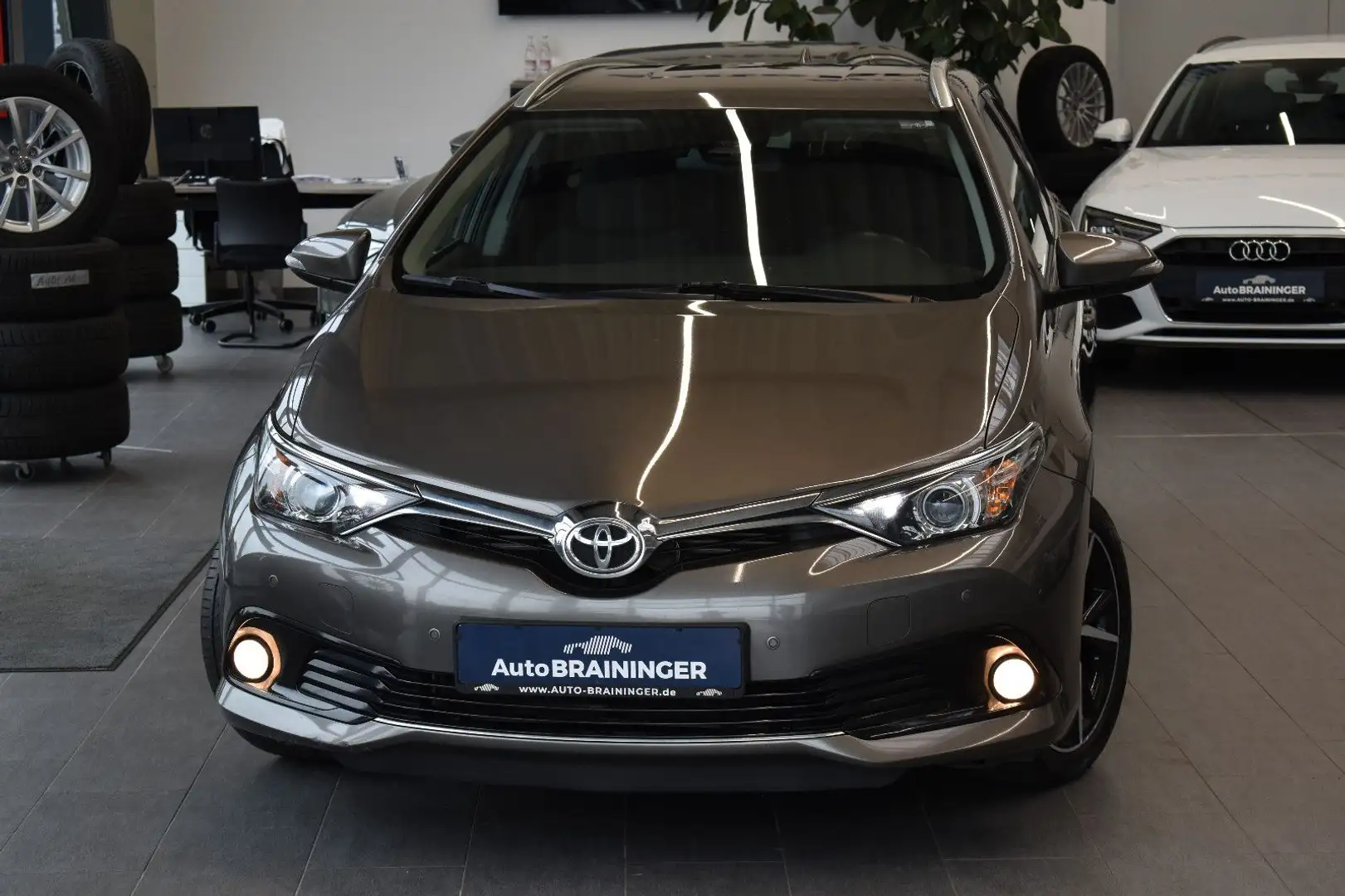 Toyota Auris Touring Sports Edition-S+ Navi3D~Tempomat Grau - 1