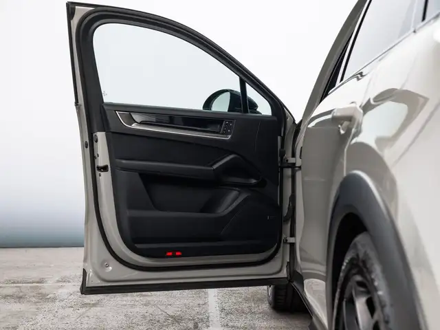 Porsche Cayenne view 14