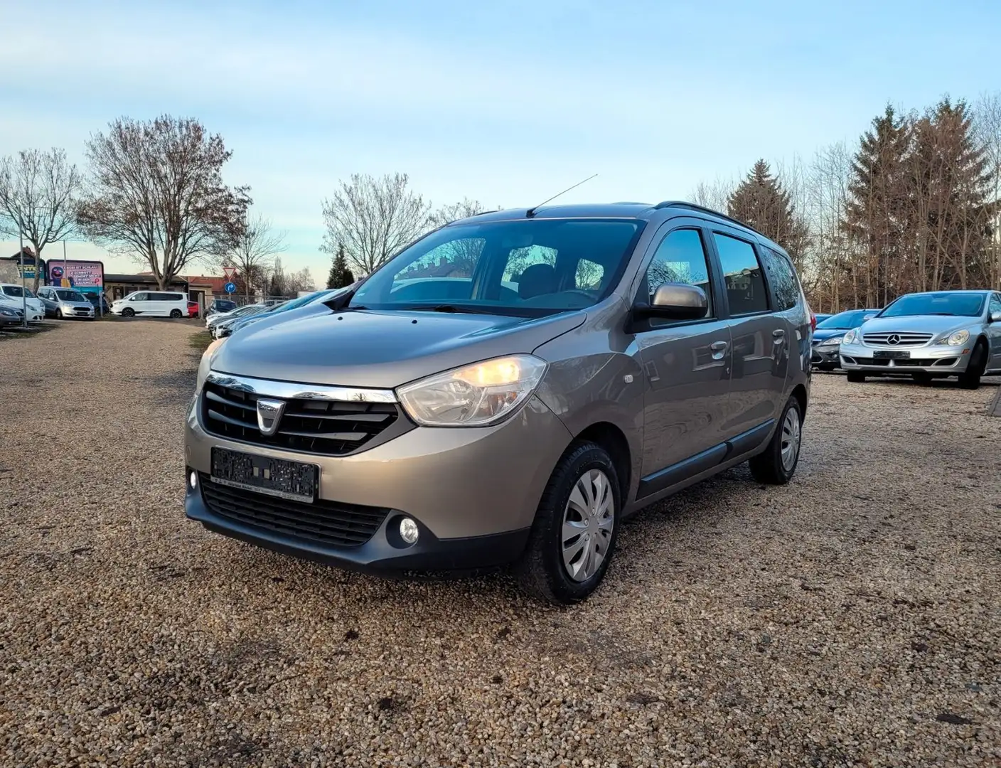 Dacia Lodgy Prestige-7-Sitzer*Navi*SZH*SR+LMF*WR*Temp* Braun - 1