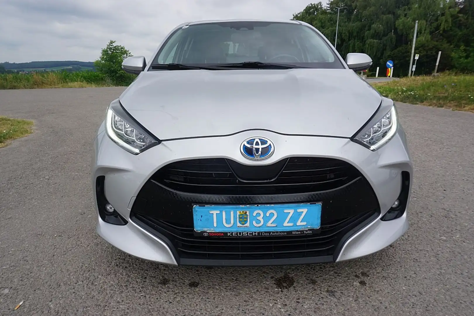 Toyota Yaris 1,5 VVT-i Hybrid Design Grau - 1