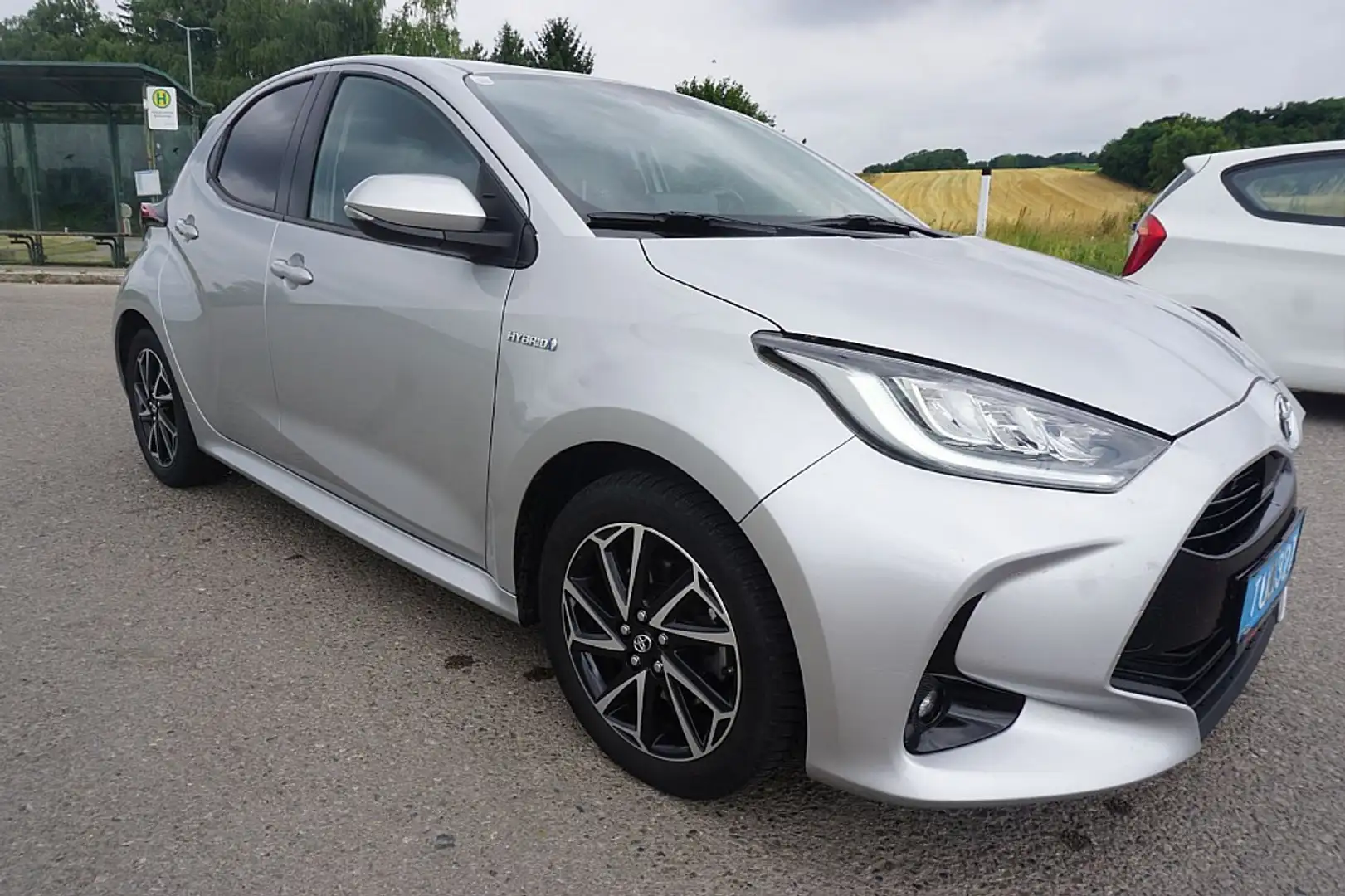 Toyota Yaris 1,5 VVT-i Hybrid Design Grau - 2