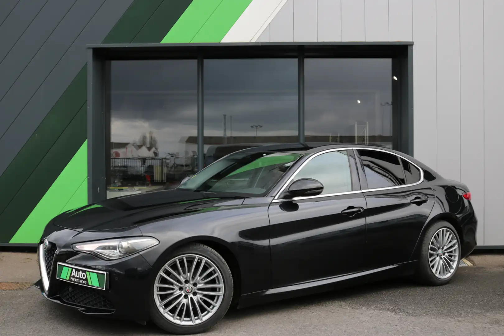 Alfa Romeo Giulia 2.2 180 AT8 Lusso - 1